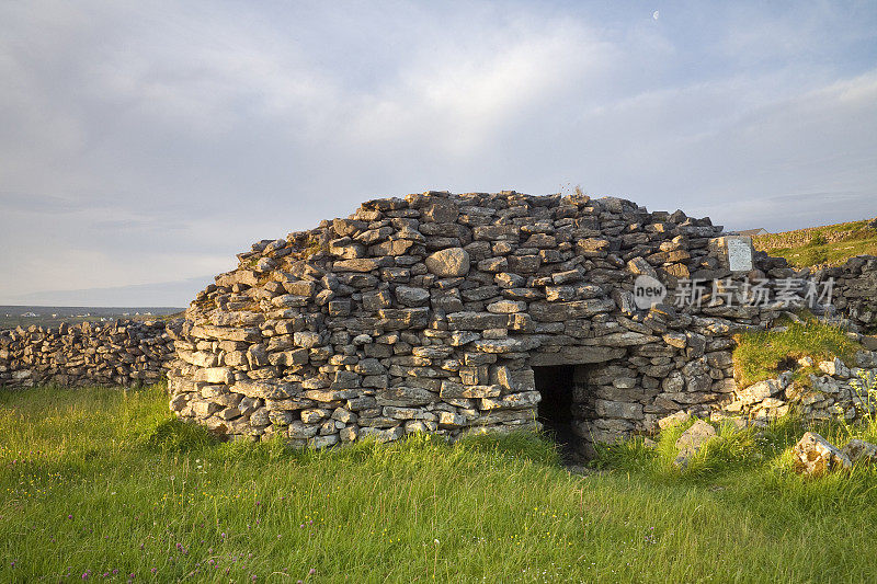 爱尔兰:阿兰群岛Inis Mor上的古老蜂巢小屋
